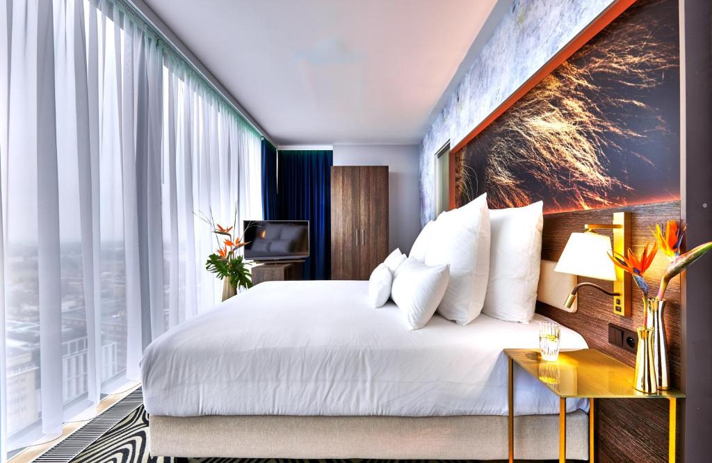 Łóżko lub łóżka w pokoju w obiekcie NYX Hotel Warsaw by Leonardo Hotels