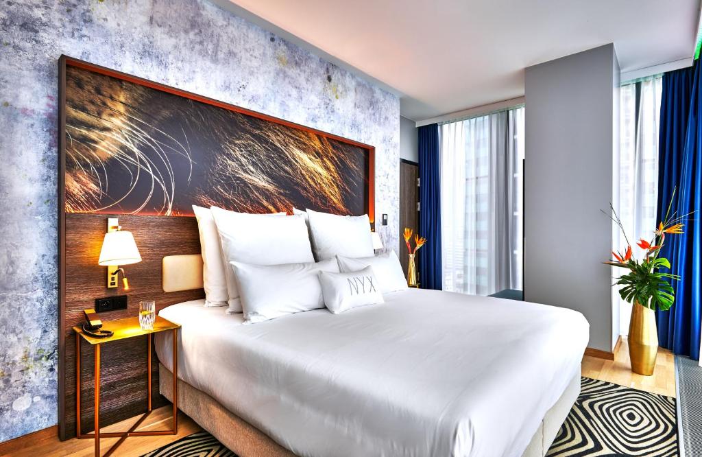 Łóżko lub łóżka w pokoju w obiekcie NYX Hotel Warsaw by Leonardo Hotels