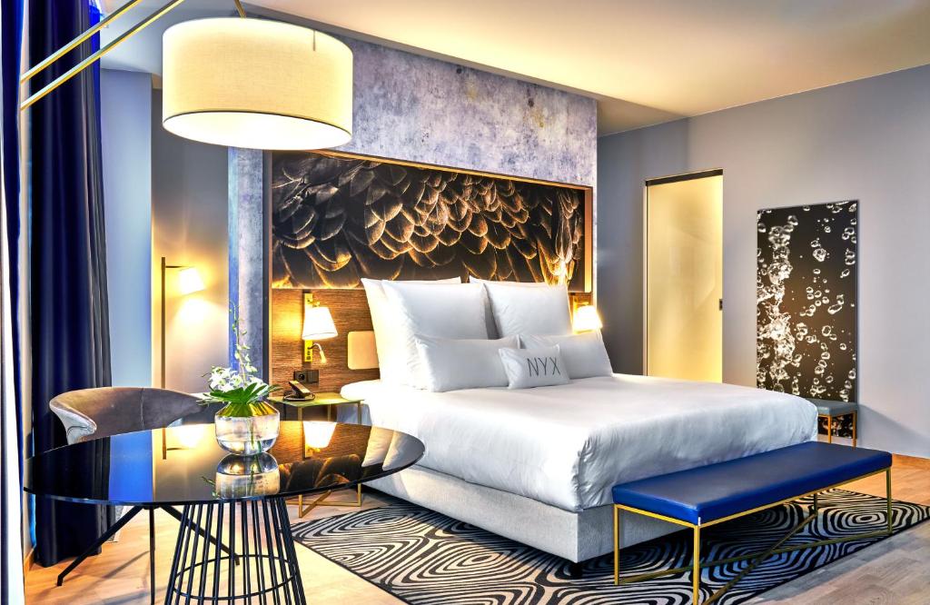 Łóżko lub łóżka w pokoju w obiekcie NYX Hotel Warsaw by Leonardo Hotels