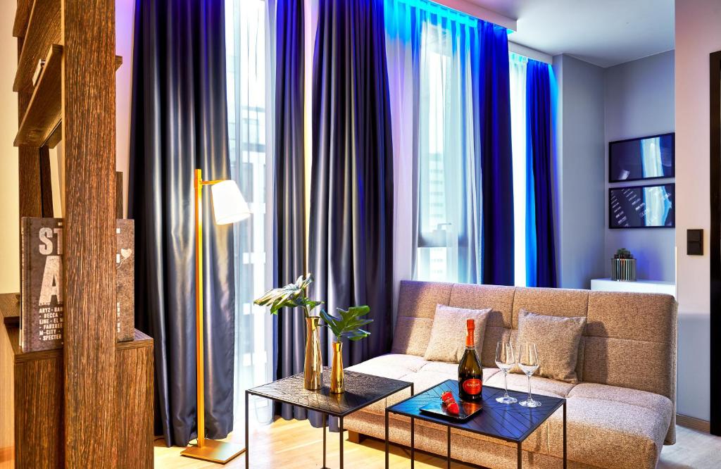 Część wypoczynkowa w obiekcie NYX Hotel Warsaw by Leonardo Hotels