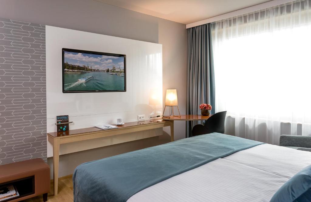 Postel nebo postele na pokoji v ubytování Leonardo Hotel Zurich Airport