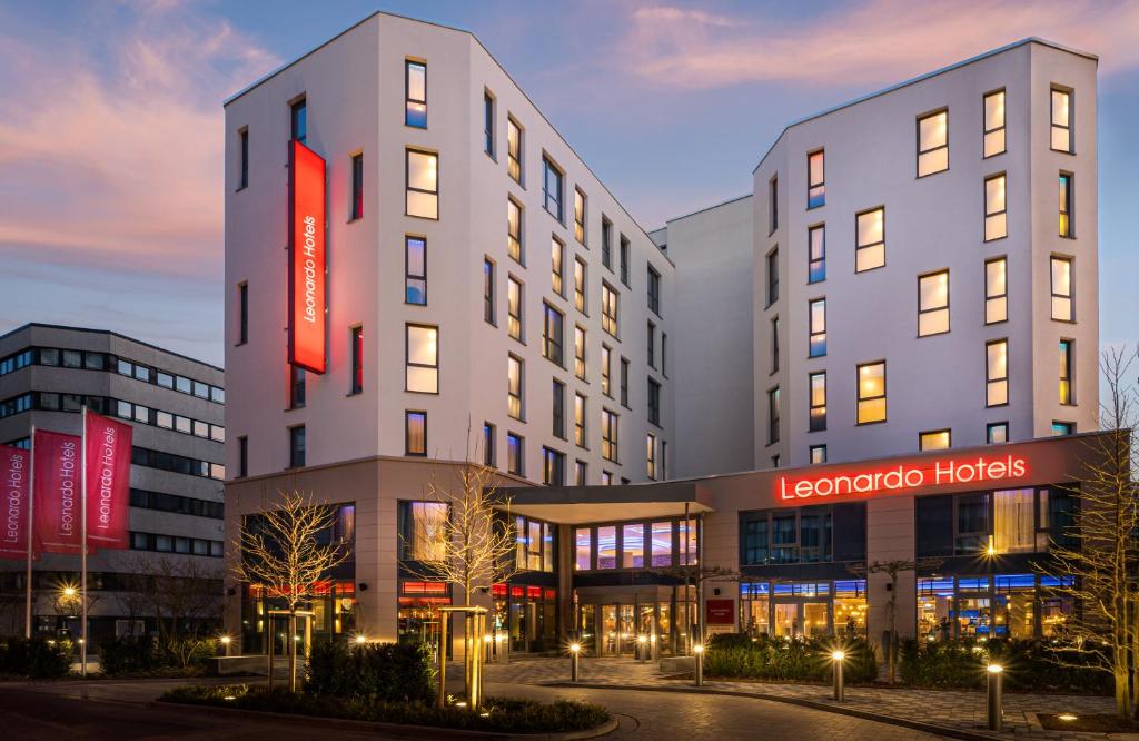 eine Ausstellung des Leopardenpedia-Hotelgebäudes in der Unterkunft Leonardo Hotel Eschborn Frankfurt in Eschborn