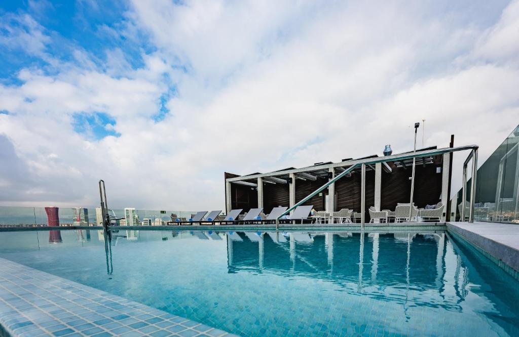 Bazén v ubytování Leonardo Royal Hotel Barcelona Fira nebo v jeho okolí