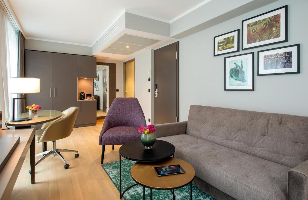 Posezení v ubytování Leonardo Royal Hotel Nürnberg
