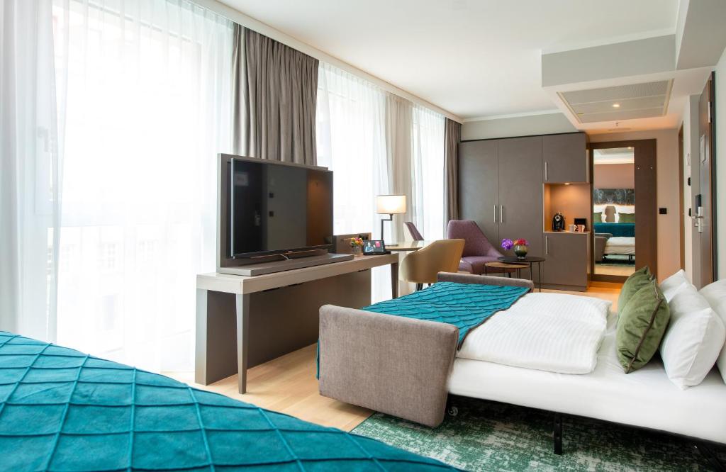 TV a/nebo společenská místnost v ubytování Leonardo Royal Hotel Nürnberg