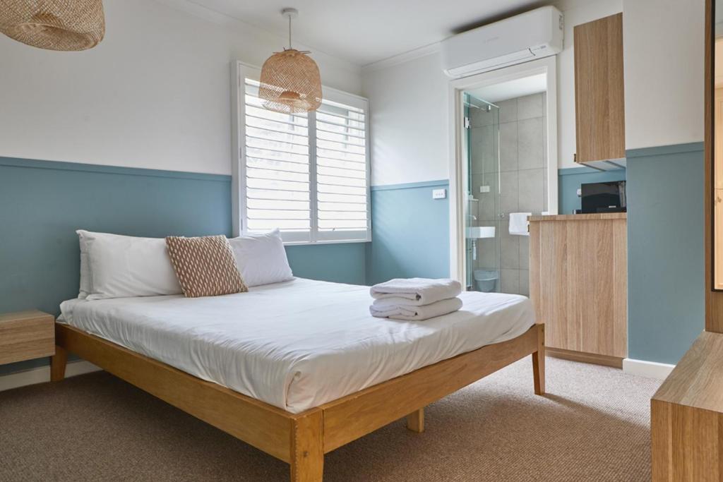 Lorne Hotel - Standard Queen Room