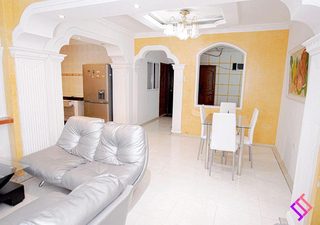 a living room with a couch and a table at Apartamento Amoblado y Cómodo in Valledupar