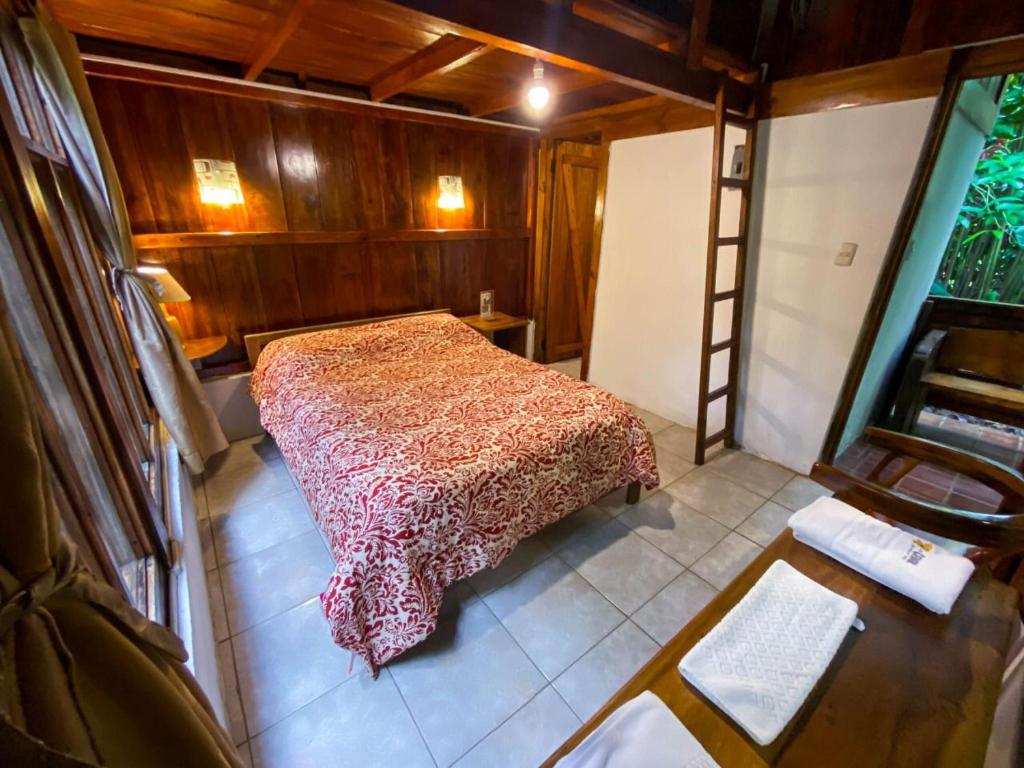 Postel nebo postele na pokoji v ubytování Hostería los Cedros de Mindo