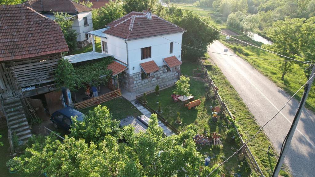una vista aerea di una casa bianca e di una strada di VILA BOJANA a Inovo