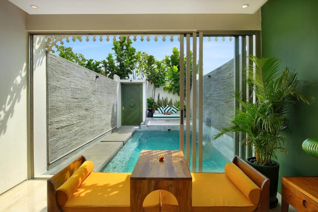 Bazén v ubytování Monolocale Luxury Resort & Spa Seminyak by Ini Vie Hospitality nebo v jeho okolí