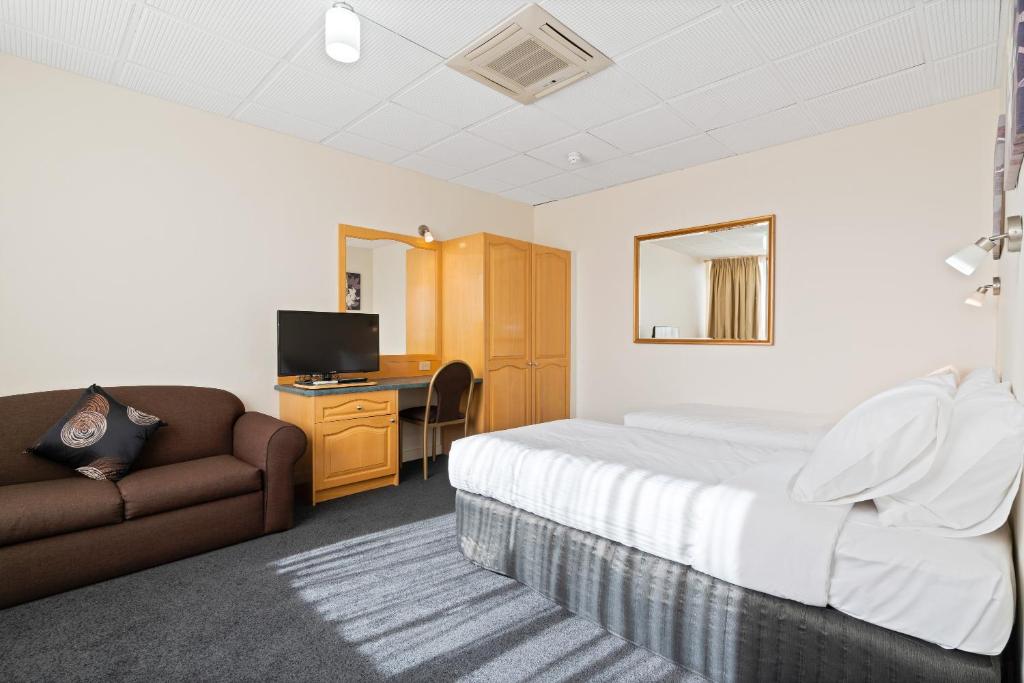 TV a/nebo společenská místnost v ubytování Adelaide International Motel