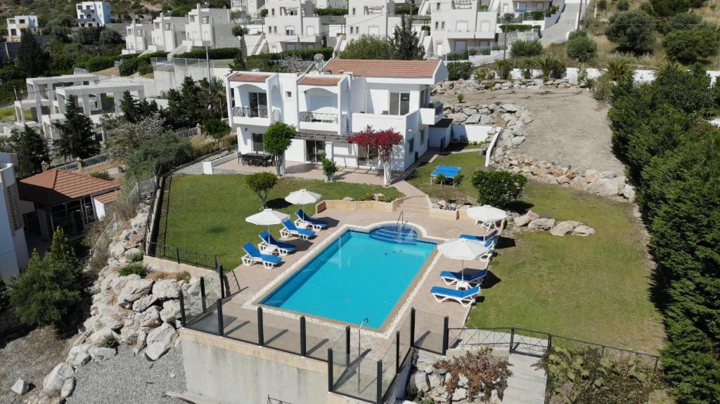 卡拉索斯的住宿－Villa Amadeus，享有带游泳池的别墅的空中景致