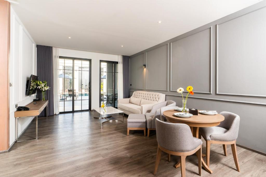 
One-Bedroom Suite with Pool Access
