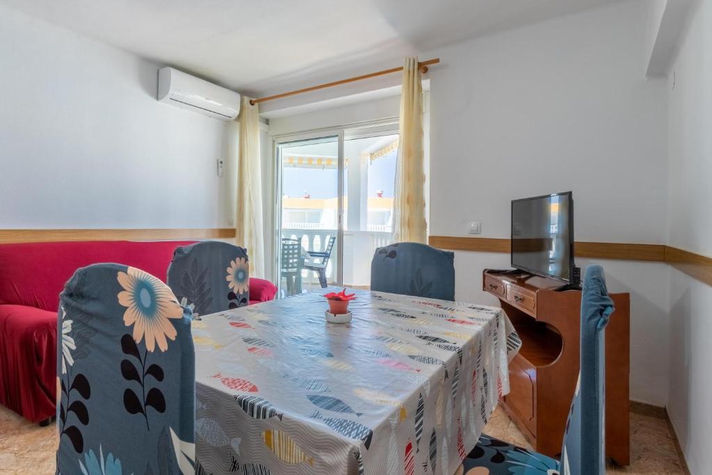 Televízia a/alebo spoločenská miestnosť v ubytovaní A46 Vistas al mar desde la terraza