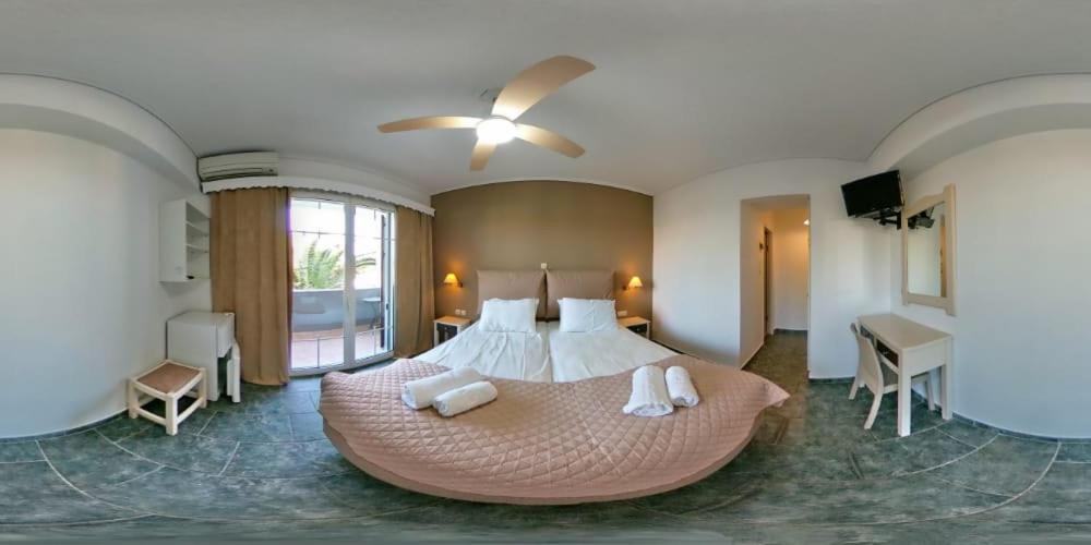 ein großes Schlafzimmer mit einem großen Bett mit weißen Kissen in der Unterkunft Blue Star 2 in Pyrgi Thermis