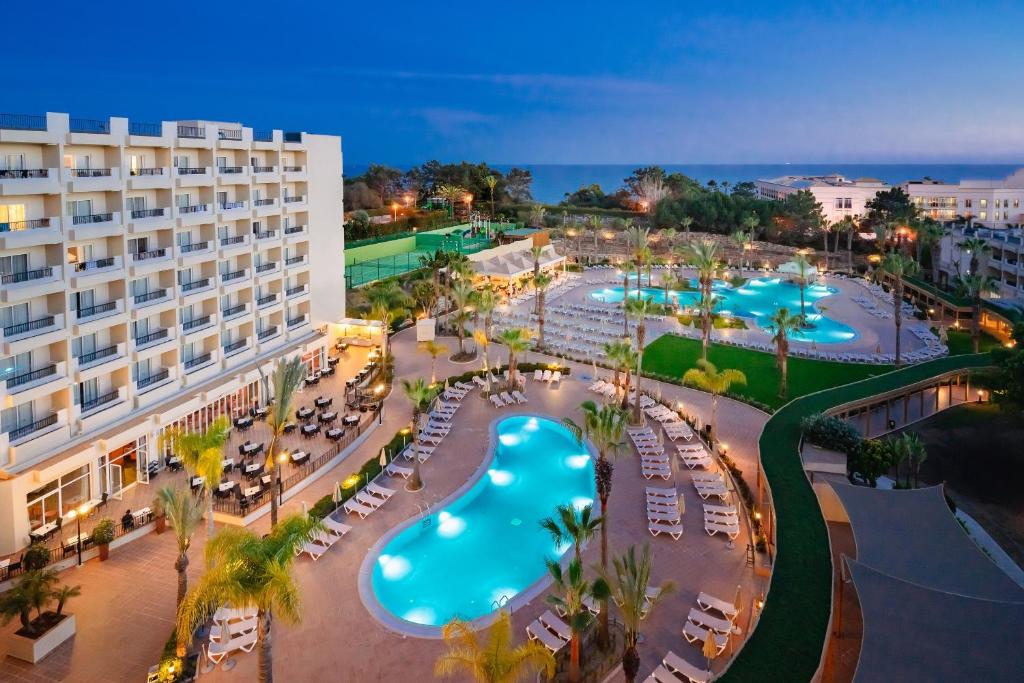 uma vista aérea de um resort com uma piscina em 3HB Guarana - All Inclusive em Albufeira