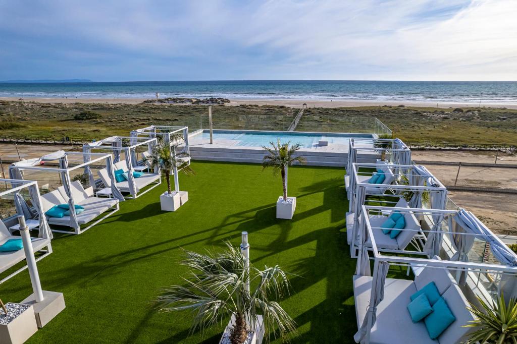una imagen de una boda en la playa en Hotel Pozo del Duque en Zahara de los Atunes