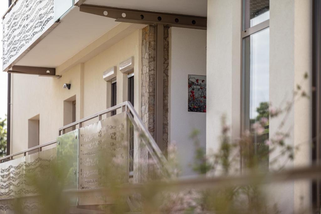 un balcone di una casa con porta di Pannonia Appartements 2 a Neusiedl am See