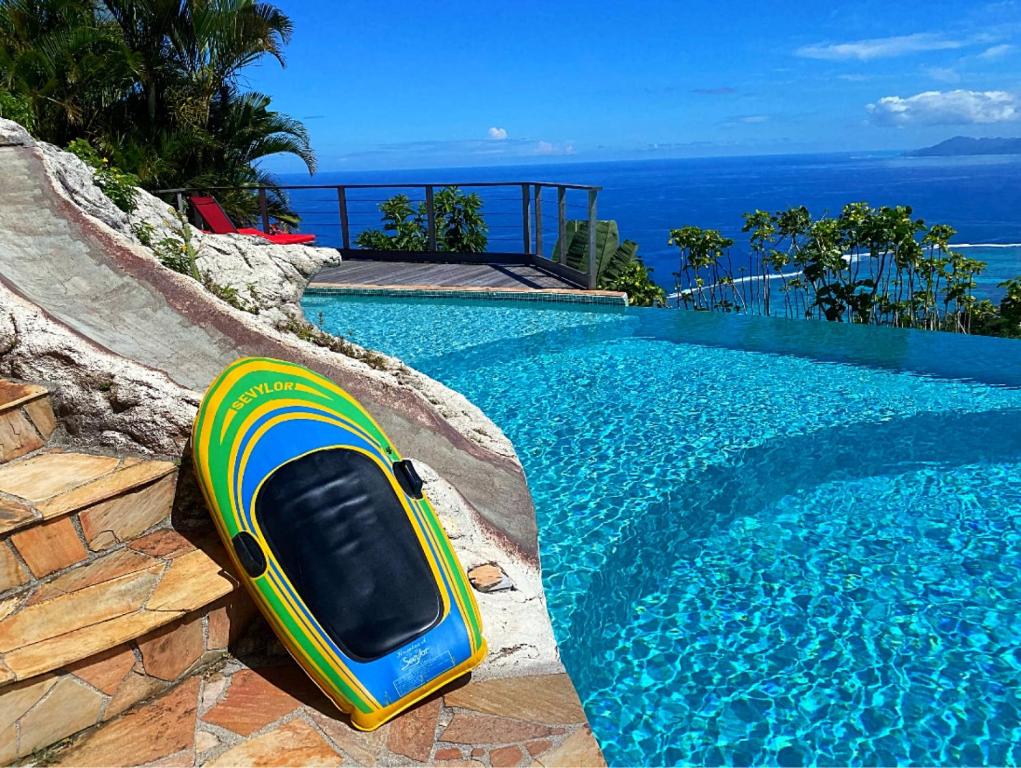 Bazén v ubytovaní Globe trotter Lodge Tahiti alebo v jeho blízkosti