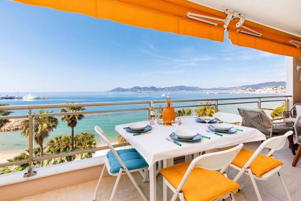 une table à manger sur un balcon avec vue sur l'océan dans l'établissement On la Croisette XXL 1 bedroom with amazing sea view, à Cannes