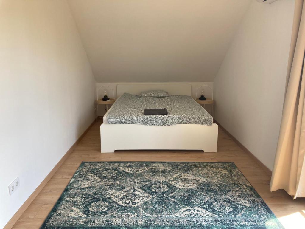 Postel nebo postele na pokoji v ubytování Karádi apartman