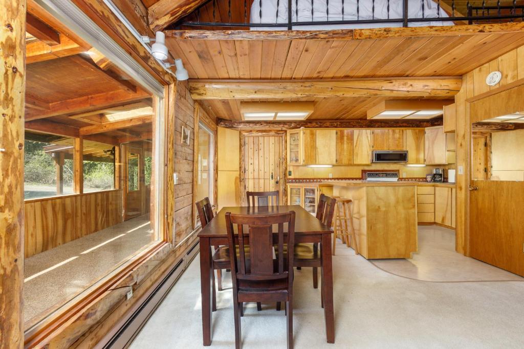 Kuchyň nebo kuchyňský kout v ubytování Alpine Meadows Log Cabin