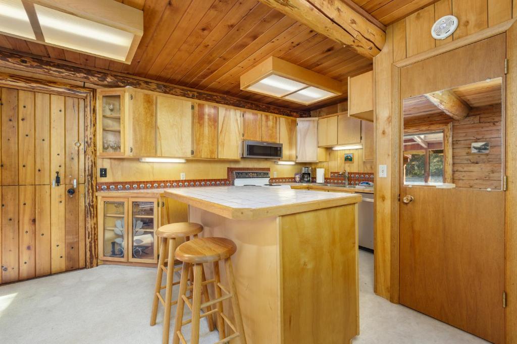 Kuchyň nebo kuchyňský kout v ubytování Alpine Meadows Log Cabin