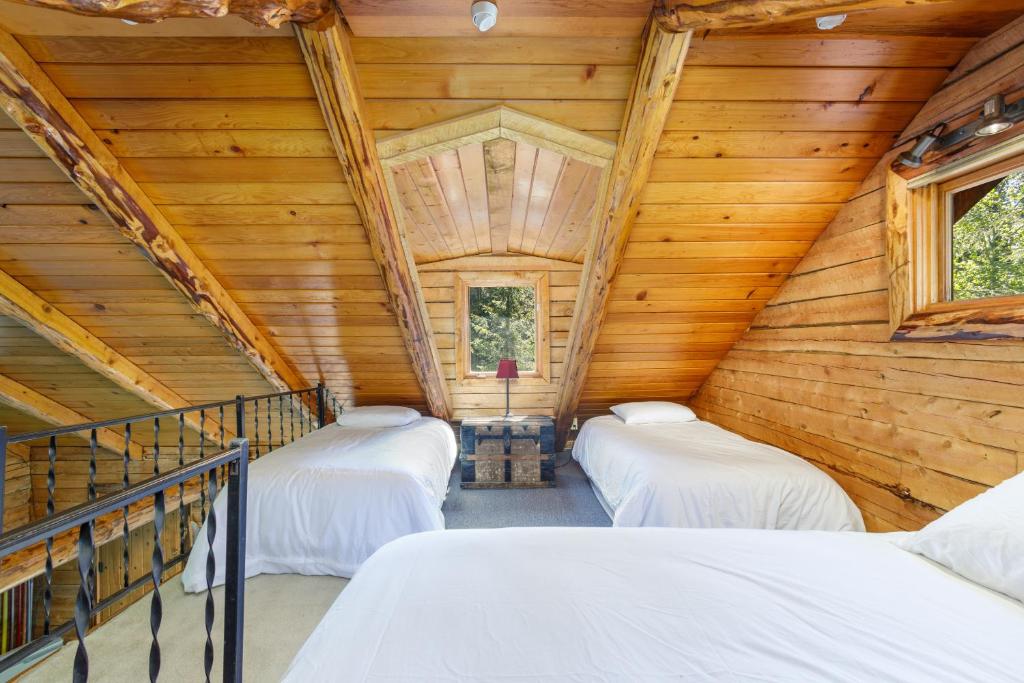 Postel nebo postele na pokoji v ubytování Alpine Meadows Log Cabin