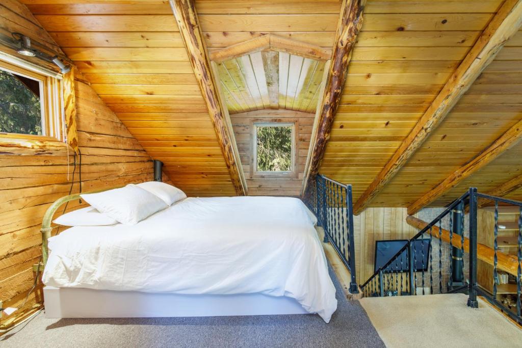 Postel nebo postele na pokoji v ubytování Alpine Meadows Log Cabin