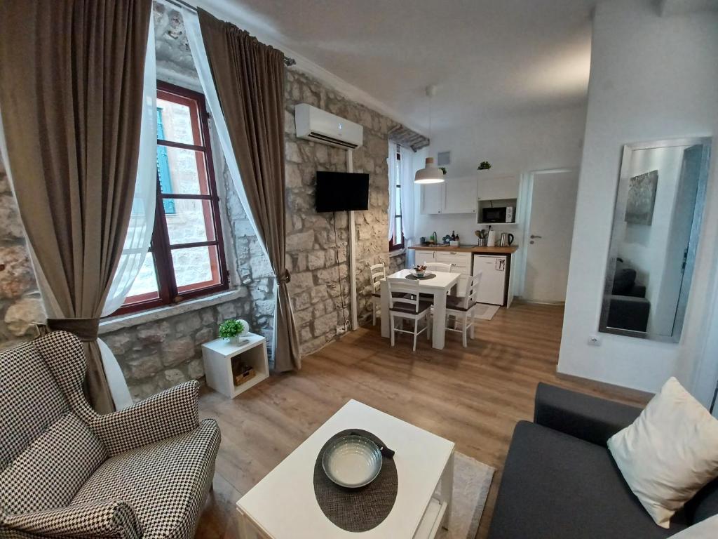 - un salon avec un canapé et une table dans l'établissement Placeta Apartments, à Dubrovnik