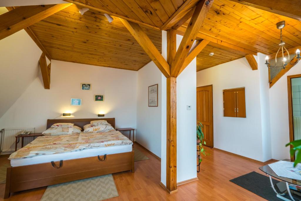 Postel nebo postele na pokoji v ubytování Szent Kristóf Panzió