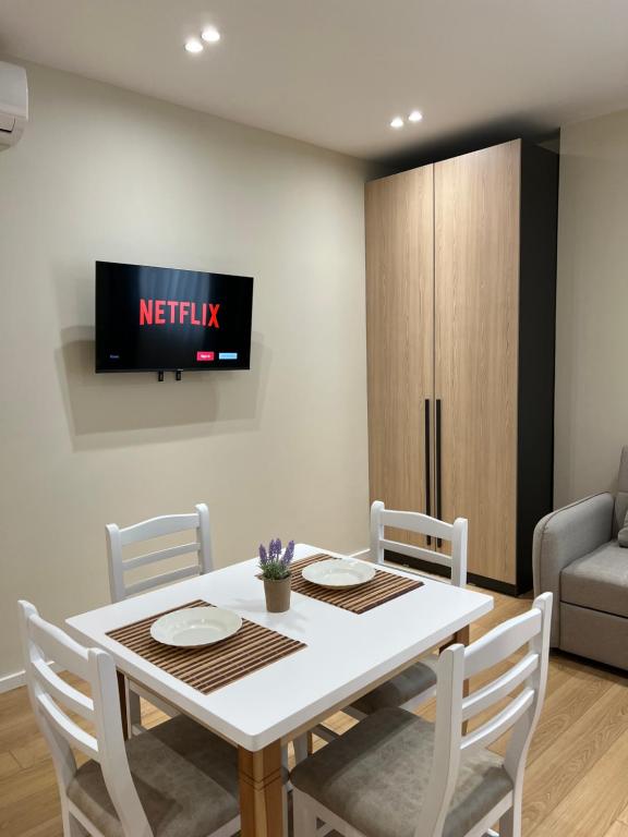 TV a/nebo společenská místnost v ubytování Costa Adriatica Apartments