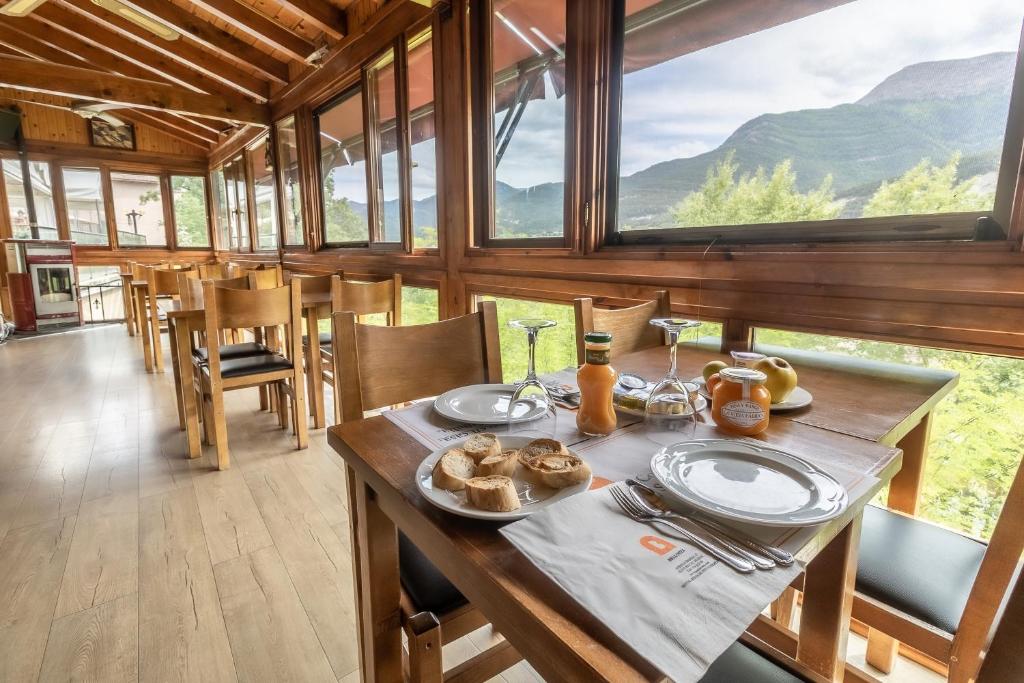 HOSTAL RIO ARA BELLOSTA by Vivere Stays, Fiscal – Precios ...