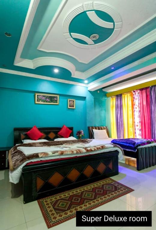 a bedroom with two beds and a ceiling at Odyssey Stays Ghangaria - 9Kms Trek from Pulna, Govindghat in Lokpāl