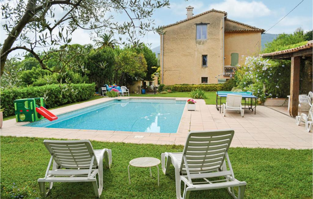 een zwembad met twee stoelen en een frisbee bij Stunning Home In Chteauneuf De Grasse With Outdoor Swimming Pool in Opio
