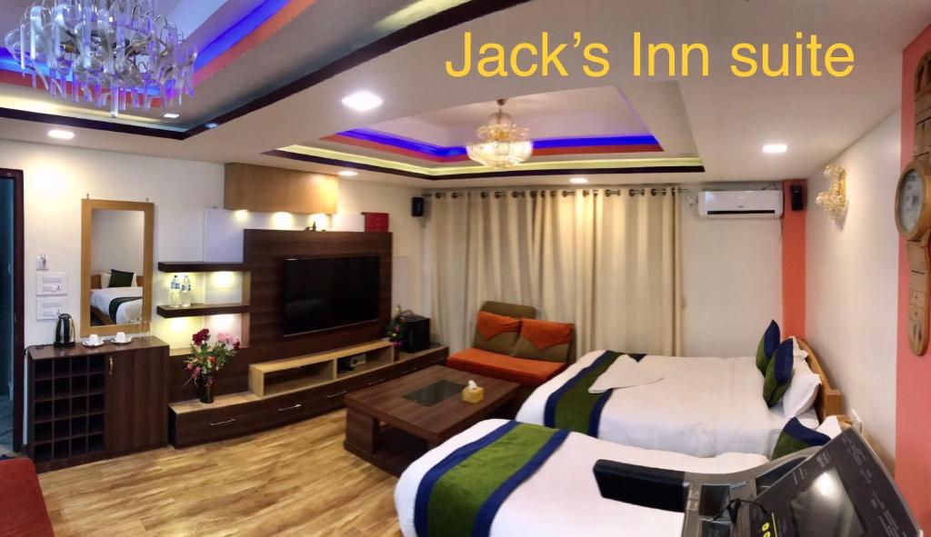 um quarto de hotel com uma cama king-size e uma televisão em Jacks Inn em Dhulikhel