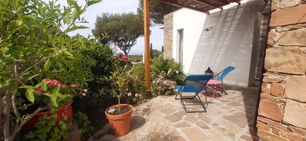 Zahrada ubytování VILLA ANADINE - Aiguebonne BOULOURIS - PLEINE VUE MER - À 5 minutes à pied de la plage - Climatisée