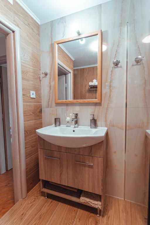 łazienka z umywalką i lustrem w obiekcie Home Sweet Home Prevezas w Prewezie