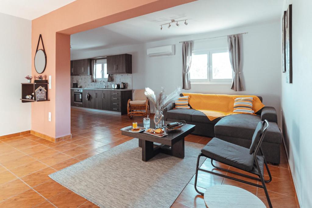 salon z kanapą i stołem w obiekcie Home Sweet Home Prevezas w Prewezie