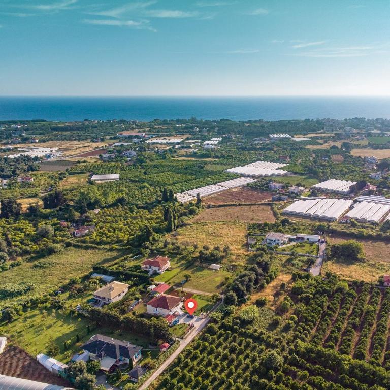 widok z powietrza na dom z oceanem w tle w obiekcie Home Sweet Home Prevezas w Prewezie