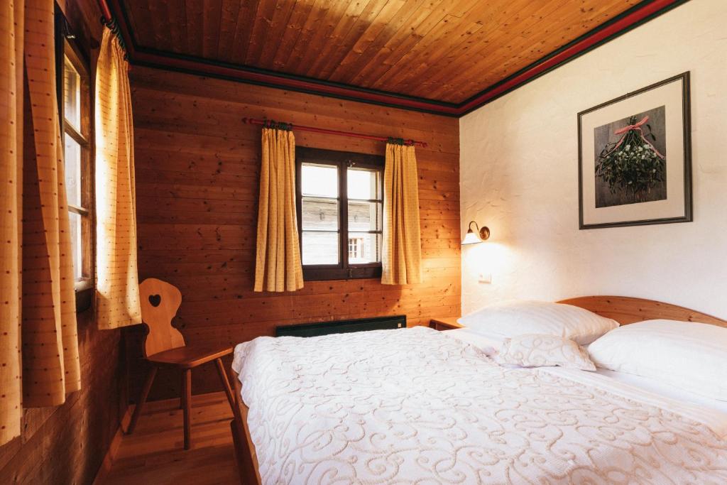 Postel nebo postele na pokoji v ubytování Naturel Hoteldorf Seeleitn