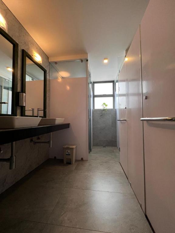 Koupelna v ubytování VIBE Hostels