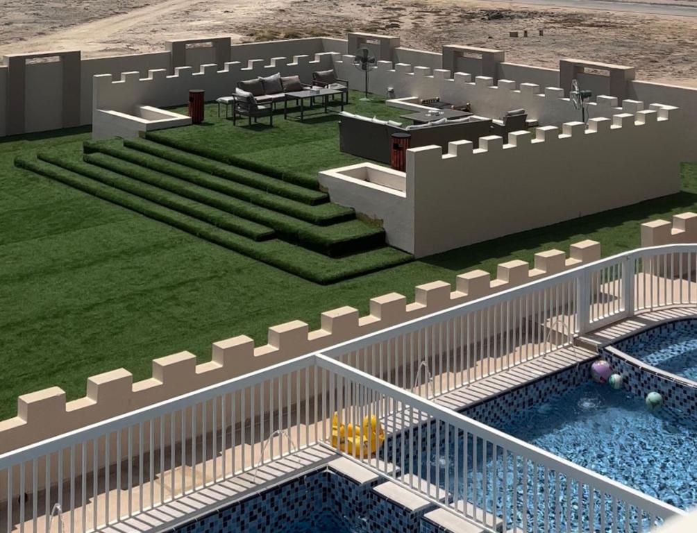 un modèle de piscine et de maison dans l'établissement Ocean Chalet, à Salalah