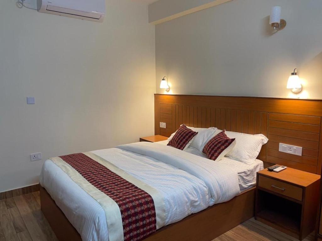 Postel nebo postele na pokoji v ubytování Madhuban Hotel