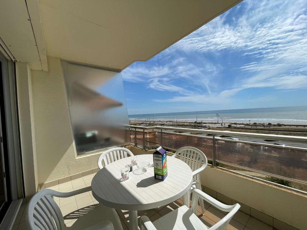 d'une table et de chaises sur un balcon avec vue sur la plage. dans l'établissement Appartement Saint-Hilaire-de-Riez, 2 pièces, 5 personnes - FR-1-224C-60, à Saint-Hilaire-de-Riez