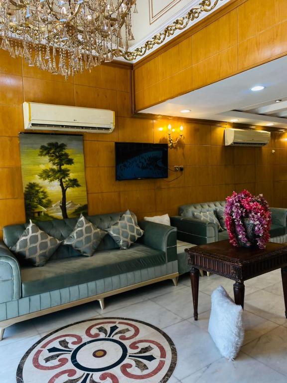 TV a/nebo společenská místnost v ubytování Hamad Saif Batal Hotel