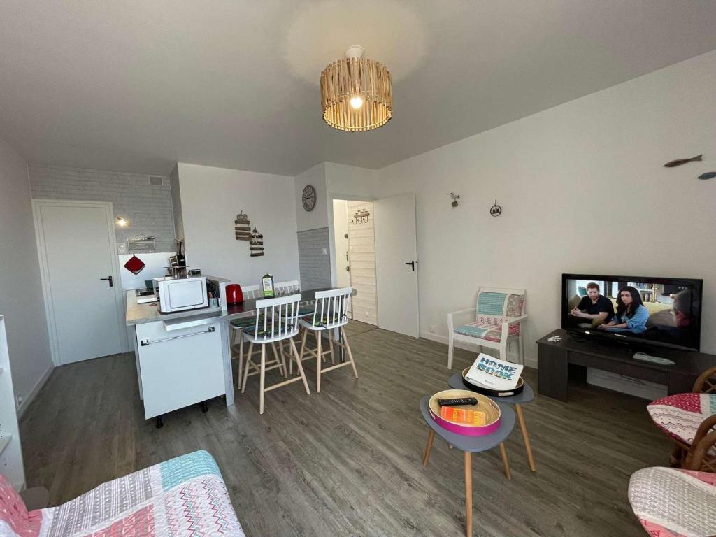 - un salon avec une cuisine et un salon non intentionnel dans l'établissement Appartement rénové à neuf, 4 couchages, balcon ensoleillé, parking privé, proche plage et commerces - FR-1-224C-173, à Saint-Hilaire-de-Riez