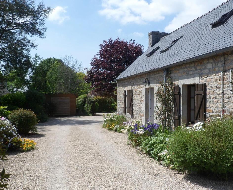 an old stone house with a gravel driveway at Sue's cottages in Pleuven