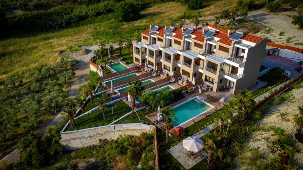 Bazén v ubytovaní Pefkohori Golden Mountain Beach Villas alebo v jeho blízkosti