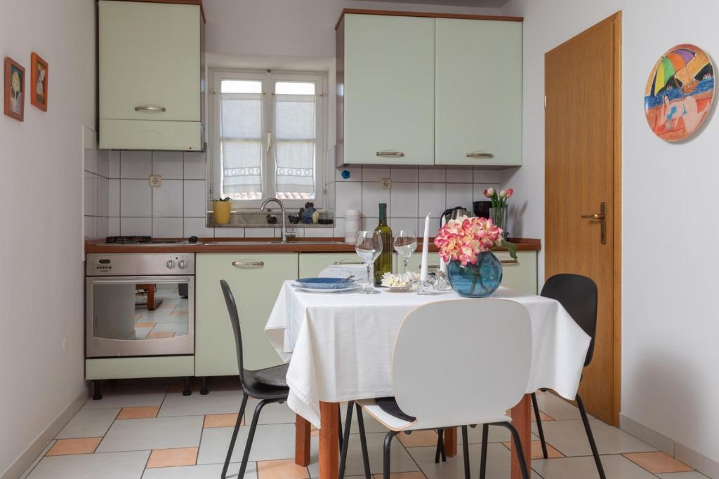 Kuchnia lub aneks kuchenny w obiekcie City Centar Apartments
